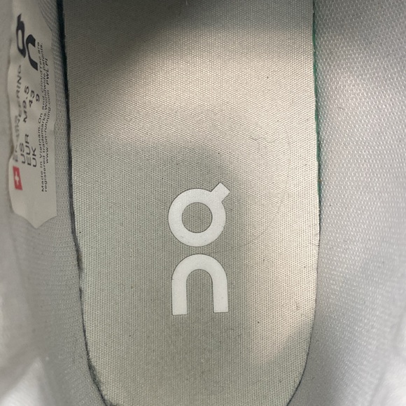 On The Roger Centre Court Center Low Top Sneakers White / Olive Mens Size 9.5 - Picture 7 of 7